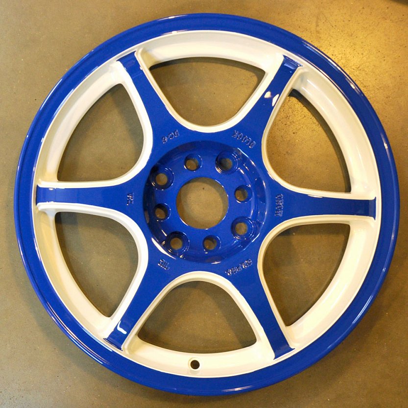 Покраска в белый и синий центральной части диска.